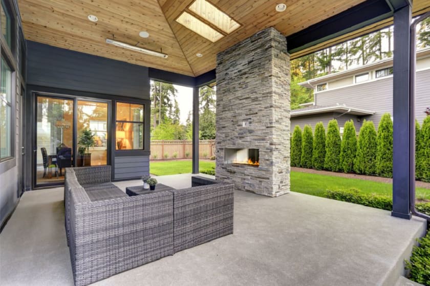 зона отдыха на улице с камином